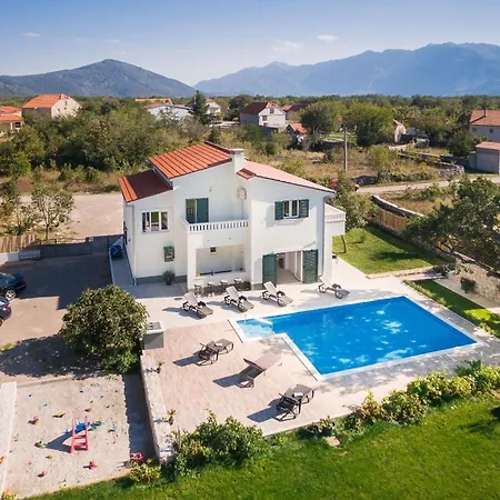Prázdninový dům Ferienvilla Mit Kamin Am Waldrand Šestanovac